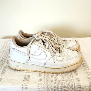 Air Force 1 white sneakers, low ankle, 7Y but fits a women's 8.